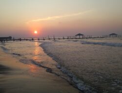 Tenggelam dalam Kepesonaan Senja: Menikmati Sunset di Pantai Alam Indah Tegal