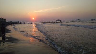 Tenggelam dalam Kepesonaan Senja: Menikmati Sunset di Pantai Alam Indah Tegal
