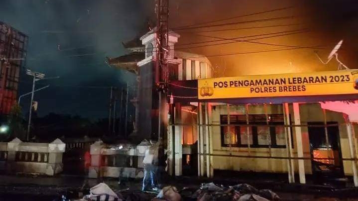 Kebakaran Pasar Losari dan Pos Polisi Cisanggarung Losari