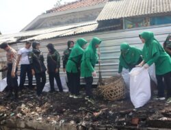 Pedagang Pasar Keluhkan Tumpukan Sampah di Saluran Bau Busuk, Kodim Brebes Bersih-bersih
