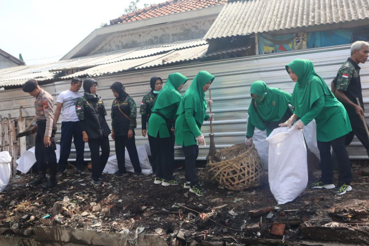 Bersih-bersih Pasar Kodim Brebes