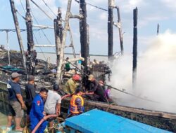 Kapal Nelayan Ludes Terbakar di Muara Sungai Kluwut Brebes