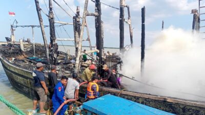 Kapal Nelayan Ludes Terbakar di Muara Sungai Kluwut Brebes