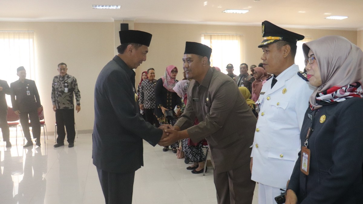 Pj Bupati Brebes Iwanuddin Iskandar Melantik Pejabat