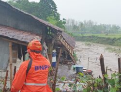 Diguyur Hujan, Rumah Warga Tonjong Brebes Rusak Akibat Longsor Tebing Sungai Pedes