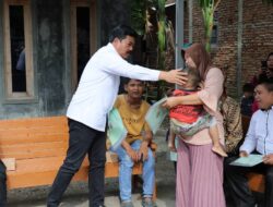 Menteri Hadi Tjahjanto Datangi Rumah Warga, Bagikan Sertifikat PTSL di Brebes