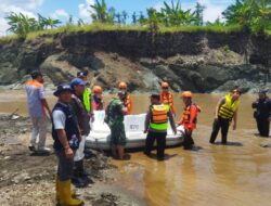 Petugas Seberangi Sungai Glagah Tonjong Brebes Distribusi Logistik Pemilu ke TPS