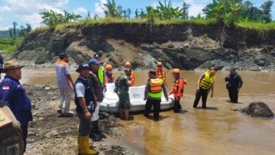 Petugas Seberangi Sungai Glagah Tonjong Brebes Distribusi Logistik Pemilu ke TPS