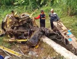 Kereta Api Tabrak Dump Truk Bermuatan Tanah Uruk di Brebes, Bapak dan Anak Tewas