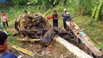 Kereta Api Tabrak Dump Truk Bermuatan Tanah Uruk di Brebes, Bapak dan Anak Tewas