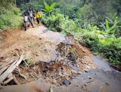 Banjir dan Longsor di Salem Brebes Membuat 3 Desa Terisolir, Jaringan Listrik Putus