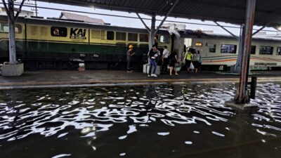 Banjir di Semarang, KAI Daop 4 Alihkan Pelayanan Penumpang di Stasiun Semarang Poncol