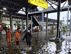 Imbas Banjir di Semarang, Perjalanan Kereta Api yang Melalui Jalur Pantura Alami Keterlambatan