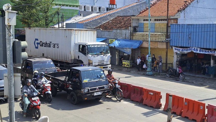 Kendaraan Besar Masuk Kota Brebes