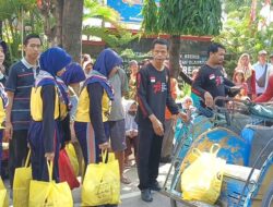 Siswa SMP di Brebes Sisihkan Uang Saku Belanjakan Ratusan Paket Sembako untuk Warga tidak Mampu