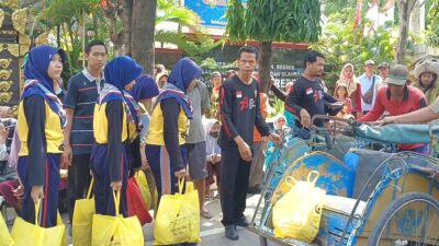 Siswa SMP di Brebes Sisihkan Uang Saku Belanjakan Ratusan Paket Sembako untuk Warga tidak Mampu