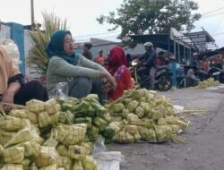 Jelang Lebaran, Pedagang Cangkang Ketupat di Pasar Tradisional di Tegal Laris Manis