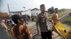 Polisi mengevakuasi korban mobil tertabrak kereta api di Desa Kluwut Kecamatan Bulakamba Kabupaten Brebes. (Foto-foto: Dok Istimewa)