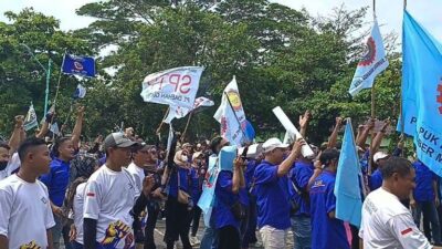 May Day: Ratusan Buruh Tuntut Pemerintah Awasi Perusahaan di Brebes Jalankan Kewajiban