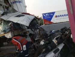 Truk Box Tabrak Truk Parkir di Tol Pejagan-Pemalang, Dua Orang Tewas di Lokasi