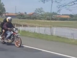 Dua Sejoli Berboncengan Sepeda Motor Masuk Jalan Tol Kanci-Pejagan, Dijemput PJR Saat Kehabisan BBM