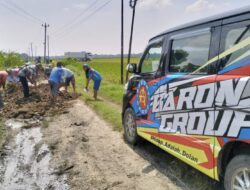 Tak Kunjung Diperbaiki Pemerintah, Baront Gorup Perbaiki Jalan Rusak di Songgom Brebes