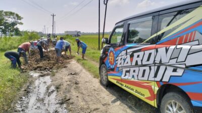 Baront Group Perbaiki Jalan Rusak