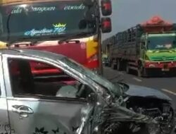 Kecelakaan di Jalingkut Brebes, Mobil Sigra Adu Banteng dengan Truk Pengangkut Kopi Ringsek