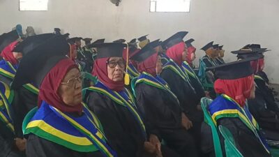 Ratusan Lansia di Brebes Diwisuda 'S1' dan 'S2', Paling Tua Usia 78 Tahun dengan Nilai Cumlaude