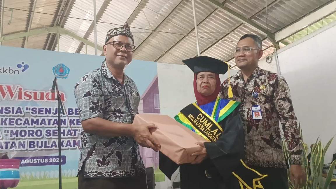 Ratusan Lansia di Brebes Diwisuda 'S1' dan 'S2', Paling Tua Usia 78 Tahun dengan Nilai Cumlaude