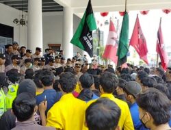 Kawal Putusan MK Soal UU Pilkada, Mahasiswa 3 Daerah Pantura Demo Kantor DPRD Kota Tegal