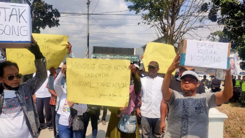 Demo Desak KPU Brebes Kampanye Kotak Kosong