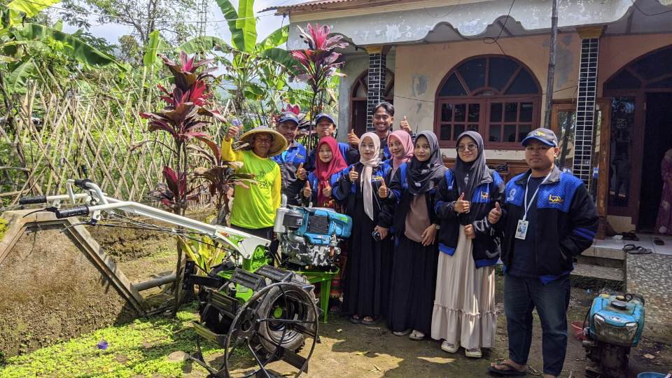 Penyerahan Bantuan Traktor Mahasiswa KKN UMUS Brebes