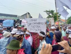 Protes Pilkada Calon Tunggal, Massa Gertak Datangi KPU Brebes Deklarasi Menangkan Kota Kosong