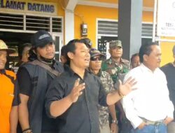 Protes Penutupan Simpang Tiga Pejagan Brebes, Warga Geruduk Kantor Desa