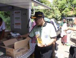 Warga Berebut Sembako di acara Gerakan Pangan Murah di Brebes