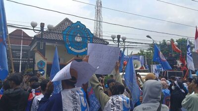 Ratusan Buruh di Brebes Demo Upah Layak dan Tuntut Perbanyak Lowongan Kerja Laki-laki