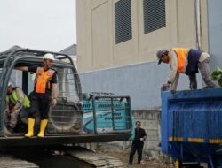 Pj Wali Kota Agus Dwi Gerakkan River Clean Up di Kali Sibelis Tegal