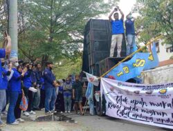 Ratusan Buruh Brebes Demo di Kantor Dinperinaker, Tuntut Upah Naik 10 Persen