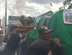 Bawa Keranda dan Bakar Kemenyan, Demo Desak Komisioner KPU Brebes Mundur Ricuh