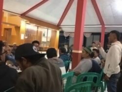 Puluhan Warga Demo Dugaan Korupsi Perangkat Desa di Salem Brebes