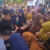 Ratusan Emak-emak Rela Berdesak-desakan Berebut Paket Sembako Murah di Alun-alun Brebes