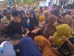 Ratusan Emak-emak Rela Berdesak-desakan Berebut Paket Sembako Murah di Alun-alun Brebes