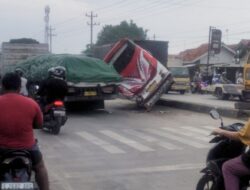 Tiga Kendaraan Tabrakan Beruntun di Jalur Pantura, Elf Terpental Tutupi Jalan