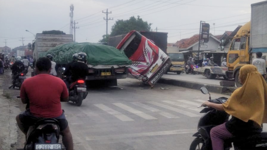 Tabrakan Beruntun di Pantura Brebes