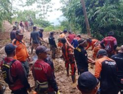 FOTO: Bancana Longsor di Salem Brebes Tutup Akses Dua Desa, Ribuan Warga Terisolir