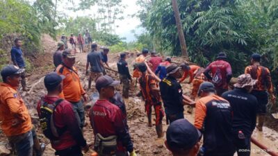 FOTO: Bancana Longsor di Salem Brebes Tutup Akses Dua Desa, Ribuan Warga Terisolir