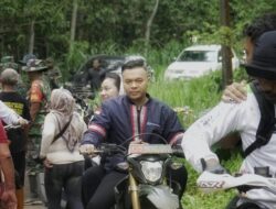 Menembus Bekas Longsoran, Bupati Brebes Terpilih Mitha-Wurja Motoran untuk Temui Warga