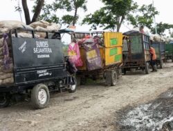 Kekurangan Alat Berat, Kendaraan Pengangkut Sampah Antre Panjang di TPA Kaliwlingi Brebes