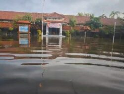 Puluhan Sekolah di Kecamatan Brebes Terendam Banjir, Siswa Diliburkan dan Bersih-bersih